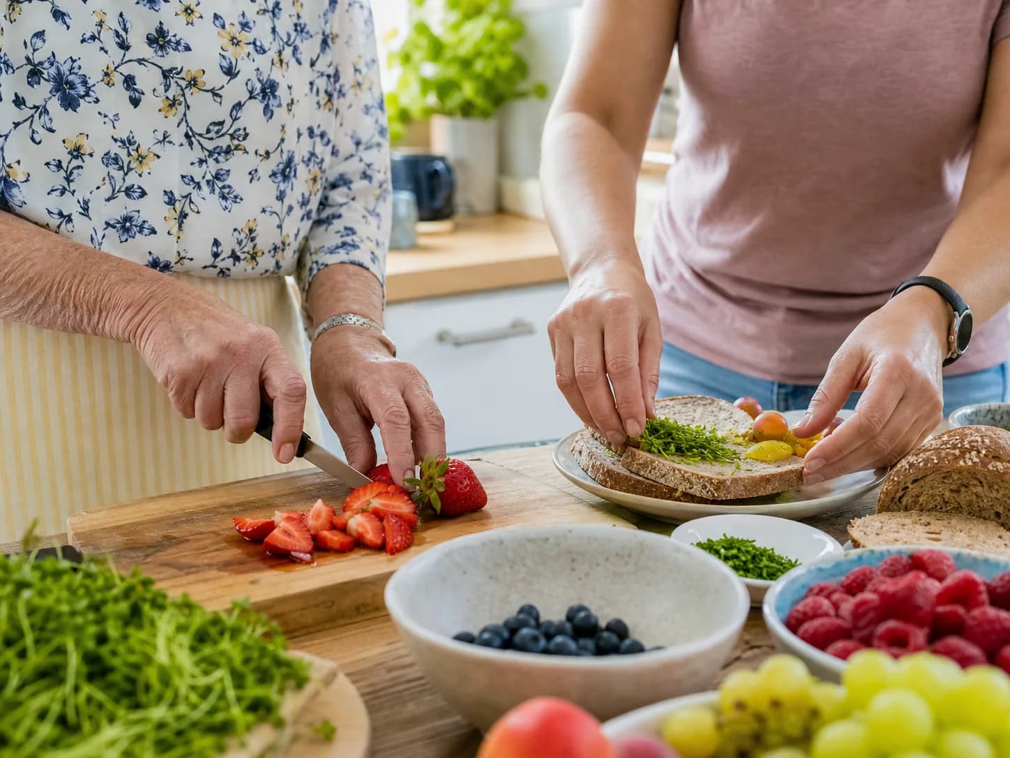 Gemeinsame Zubereitung eines gesunden Frühstücks im häuslichen Umfeld