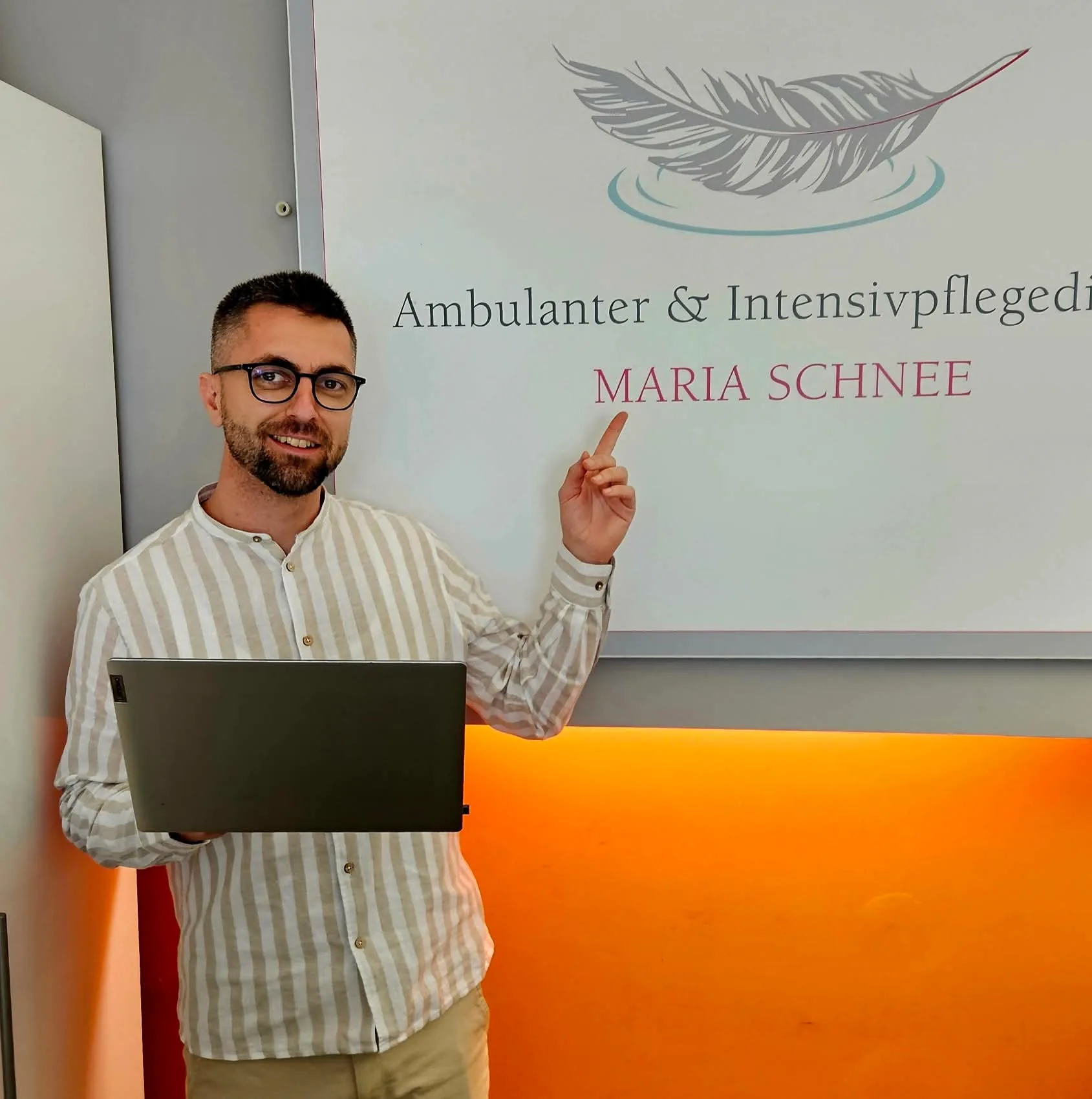 Mitarbeiter von Maria Schnee bei der Beratung