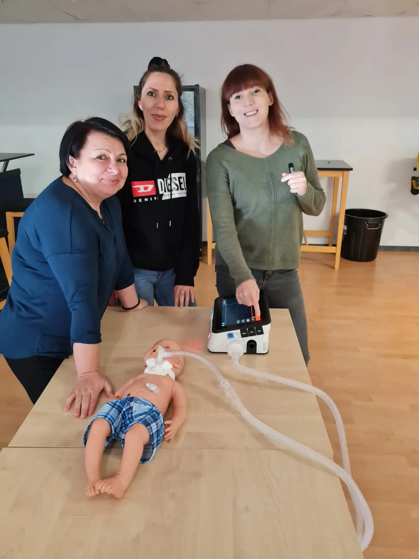 Team bei einer praktischen Schulung für die Pflege