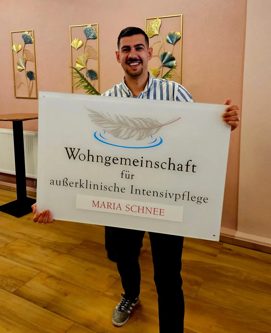 Hinweisschild der Wohngemeinschaft für außerklinische Intensivpflege